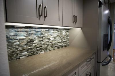 Under-cabinet lighting and backsplash
